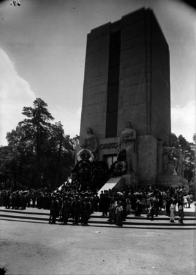 Militares y niños durante homenaje ante el monumento a Alvaro Obregón en San Ángel