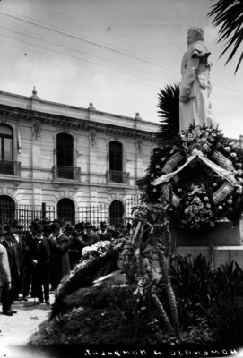 Homanaje y ofrenda floral ante el monumento a Humboldt