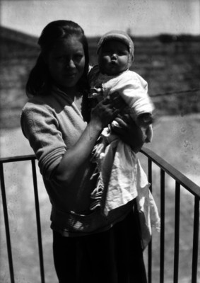 Mujer carga a su hijo, retrato