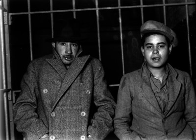 Detenidos en barandilla, retrato