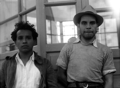 Retrato de un par de detenidos frente a una ventana