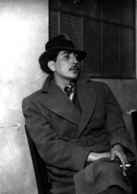 Detenido con gabardina y sombrero, retrato