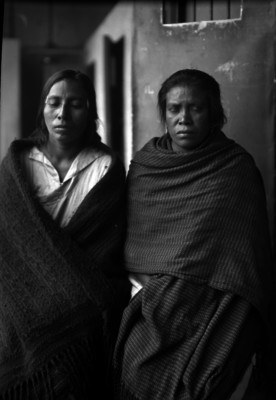Mujeres con rebozo detenidas, retrato