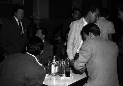 Cateo a hombres en un bar