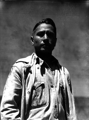 Hombre de apariencia obrera detenido, retrato