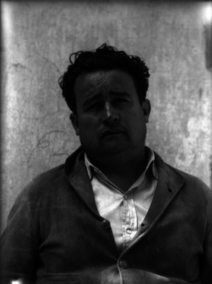 Hombre de clase media detenido, retrato