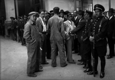 Miembros del Ministerio Público registrando a detenidos en una calle