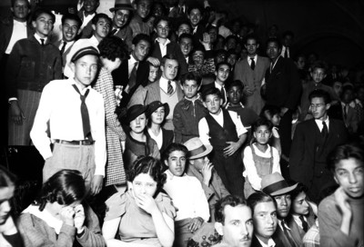 Obreros en una reunión en el anfiteatro Simón Bolivar del colegio de San Idelfonso