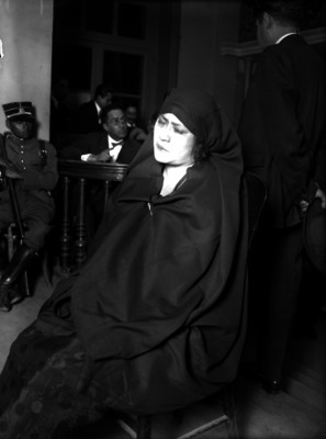 Viuda durante la celebración de un juicio