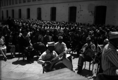 Grupo musical integrado por presos en un evento músical