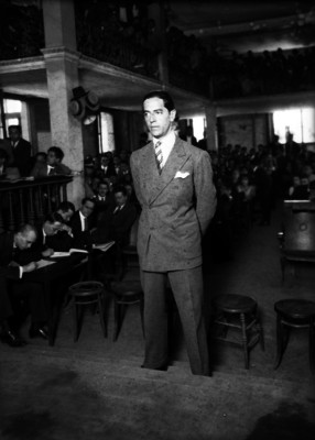 Hombre parado ante el magistrado esperando le sea tomada su declaración