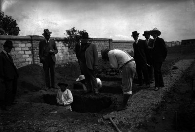 José Ma. Gutíerrez y agentes del ministerio público exhumando cadáveres en un panteón