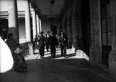Paco Sierra caminando con policias por un pasillo