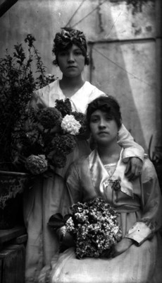Mujeres con ramos de flores en las manos, retrato
