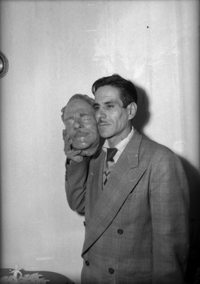 Hombre sostendiendo una figura de cera