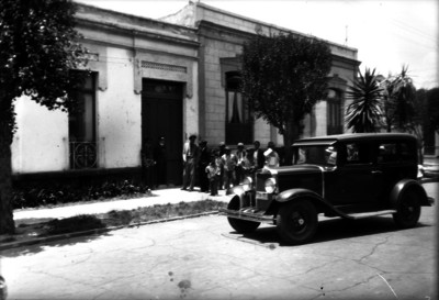 Agentes del Ministerio Público y policías durante la reconstrucción de un crímen frente a una casa