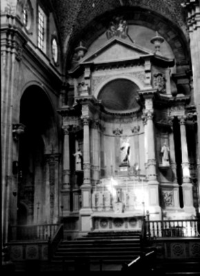Altar con virgen, en el interior de una iglesia
