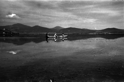 Pescadores remando en una canoa en el Lago de Pátzcuaro