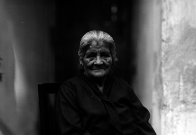Mujer anciana sentada en una silla, retrato