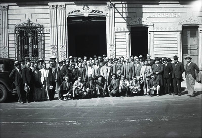 Empleados de La Prensa frente a las instalaciones de la misma, retrato de grupo
