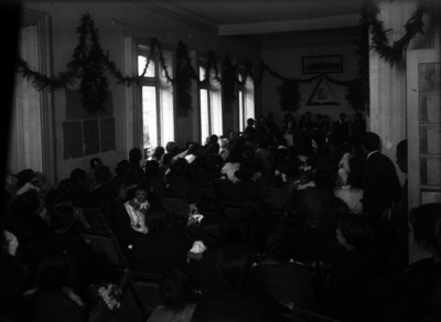Mujeres obreras en reunión con lideres sindicales