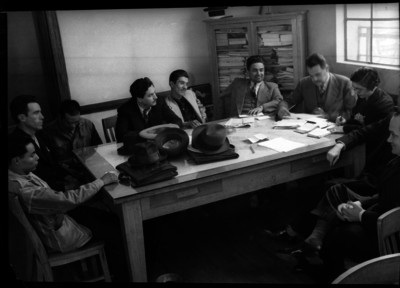 Manuel Peréz Treviño con líderes sindicales en una reunión