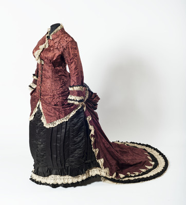 Vestido formado por chaqueta con cauda y falda