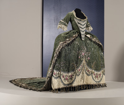 Vestido compuesto por jubón, peto, brial o falda y cauda