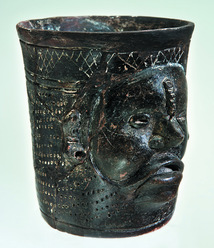 Vaso con rostro humano
