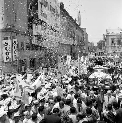 Adolfo López Mateos en un camión con edecanes haciendo su recorrido, durante su campaña electoral por Querétaro