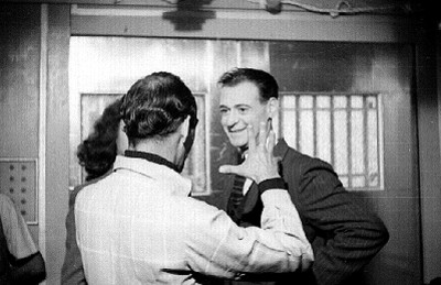 Luis Sandrini y actriz recibiendo instrucciones de un director de cine, durante una filmación cinematográfica