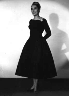 Laura Urdapilleta de pie, retrato