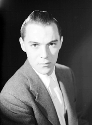 César Bordes, bailarín de ballet, viste con camisa y saco, retrato