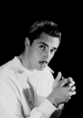 Julio Alemán, actor, con cigarro en la boca, retrato