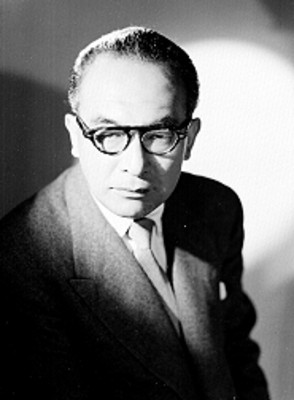 Seki Sano, rostro al frente, viste formal, retrato