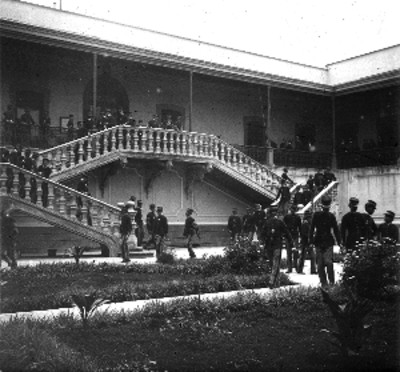 Estudiantes en el patio del colegio preparatoriano