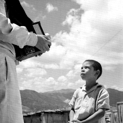 Niño ante fotógrafo con cámara
