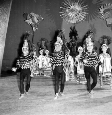 Danza prehispánica realizada por el ballet de Guillermo Arriaga