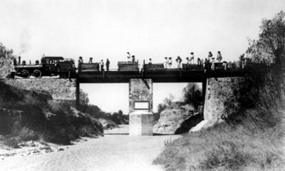 "Medios de comunicación - El Ferrocarril" gente sobre vagones