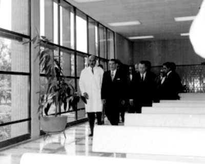 Adoldo López Mateos y médicos en el consultorio de odontología durante la inauguaración de la clínica del IMSS Unidad Revolución