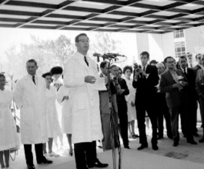 Adolfo López Mateos acompañado por su comitiva y médicos, durante la inauguración de clínicas del IMSS