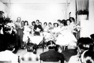 Personas reunidas en interior de salón