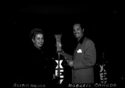 Alicia Neyra y Roberto Cañeda, ante los micrófonos de la XEX, durante un programa de radio