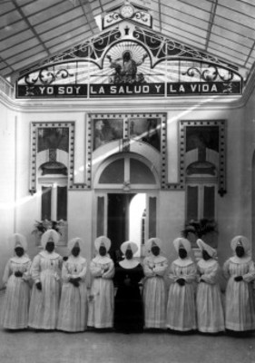 Monjas en la entrada del Sanatorio Urrutia, retrato de grupo