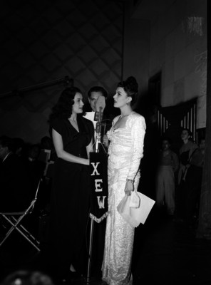 Blanca Estela Pavón cantando con otra pareja de actores en un programa de la XEW