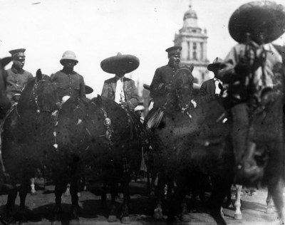 Francisco Villa y Emiliano Zapata acompañados de sus tropas entran a la ciudad de México