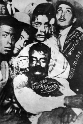 Cadáver de Emiliano Zapata rodeado de hombres