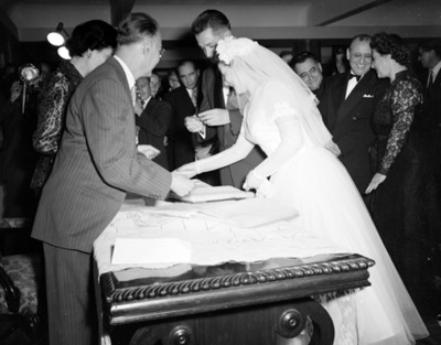 Novia firma acta de matrimonio durante boda civil