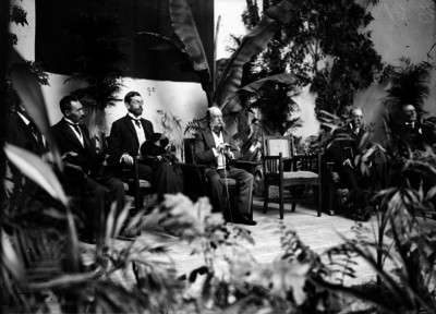 Guillermo de Landa y Escandón y funcionarios en un jardín