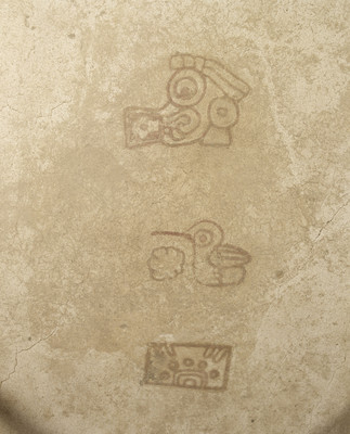 Piso pintado, grupo de tres glifos
